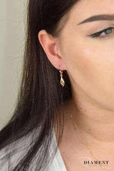 Złote kolczyki wiszące o ponadczasowym wzorze KL 9515. Złote kolczyki o ponadczasowym wzorze z zapięciem typu angielski bigiel (1).JPG